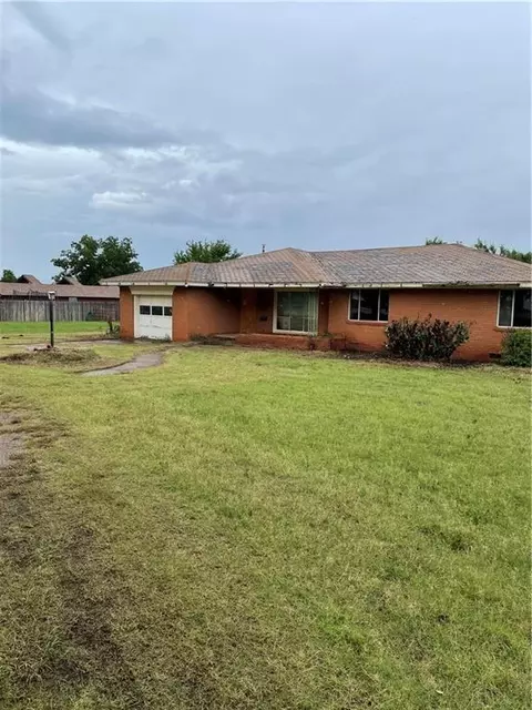 1733 Walton Rd, Clinton, OK 73601