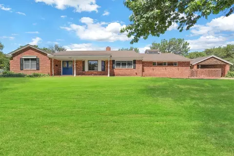 702 N College St, Cordell, OK 73632