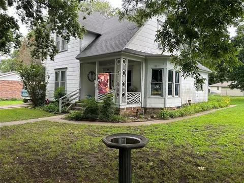 303 S 8th St, Okemah, OK 74859