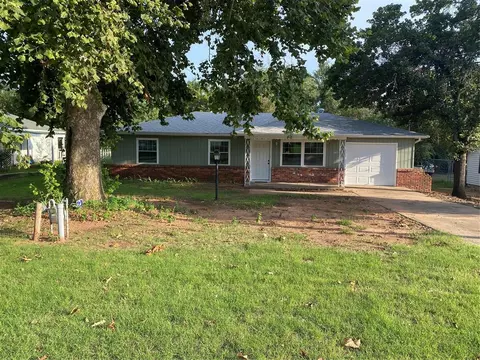 9104 NE 3rd St, Midwest City, OK 73130