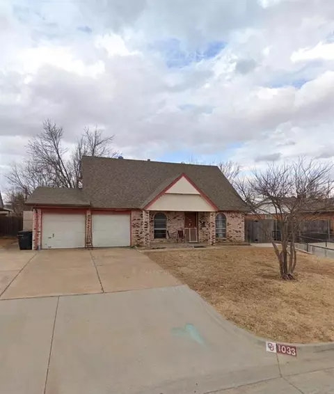 1033 SW 2nd St, Moore, OK 73160
