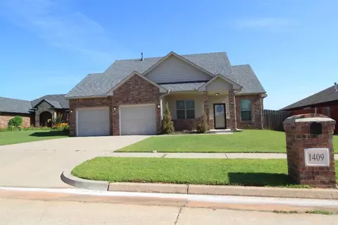 1409 SE 6th St, Moore, OK 73160