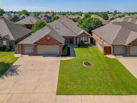 558 W Hunters Court Way, Mustang, OK 73064