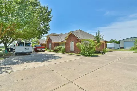 9229 S Sooner Rd, Moore, OK 73165