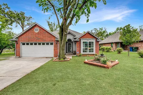 8930 Oak Valley Dr, Midwest City, OK 73110
