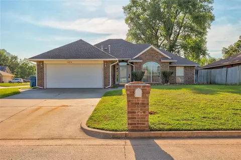 424 Blue Spruce Dr, Midwest City, OK 73130