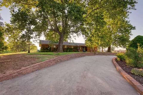 105 S Falcon Rd, Elk City, OK 73644