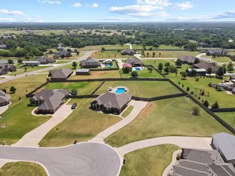 16124 Glimmer Cir, Oklahoma City, OK 73165