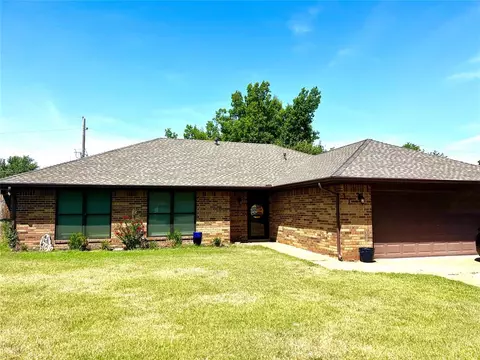 110 Morningside Dr, Chickasha, OK 73018
