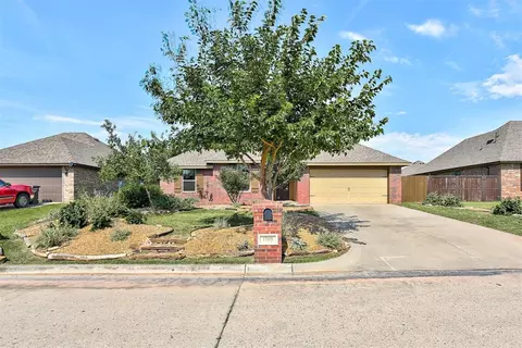 1205 Ridgeway Dr, Moore, OK 73160