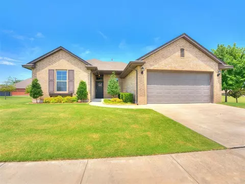 869 SW 11th St, Moore, OK 73160