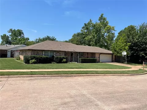1317 Winding Creek Ct, Moore, OK 73160