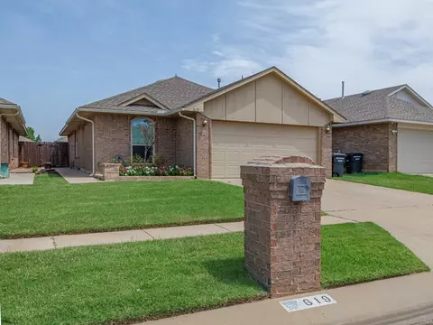 619 SW 37th St, Moore, OK 73160