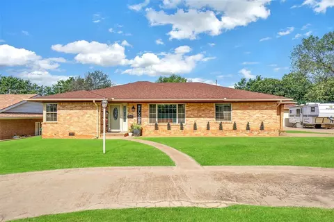 922 N Temple St, Cordell, OK 73632