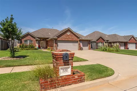 551 W Chickasaw Court Way, Mustang, OK 73064