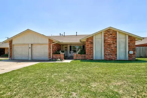 3613 Country Club Dr, Moore, OK 73160