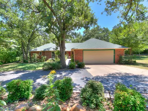 1204 Pine Dr, Edmond, OK 73034