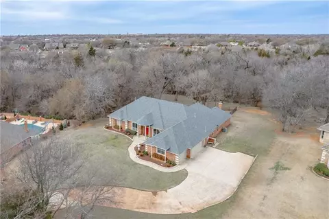 209 S Riverside Dr, Moore, OK 73160