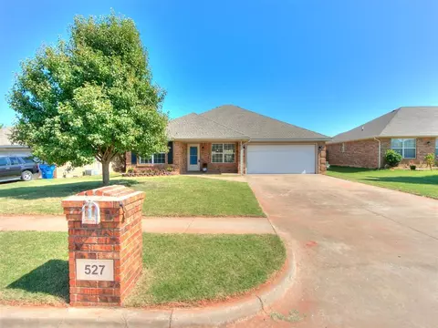 527 E Juniper Ln, Mustang, OK 73064