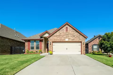 1009 Golden Leaf Dr, Moore, OK 73160