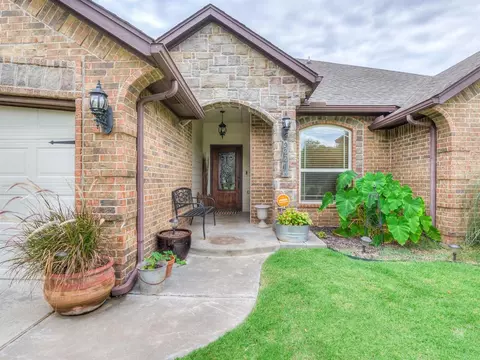 9221 Megans Way, Mcloud, OK 74851 photo 2