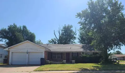 418 S Woodland Dr, Mustang, OK 73064