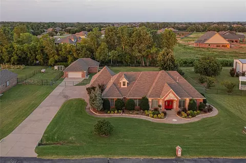 1008 N Edinburrough Way, Mustang, OK 73064
