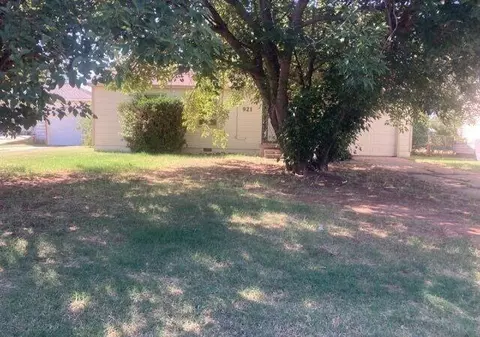 921 E Oakwood Ave, Altus, OK 73521