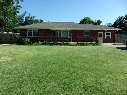 611 17th St, Prague, OK 74864