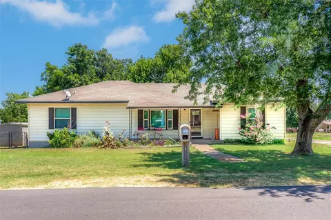 606 SW 2nd St, Tuttle, OK 73089