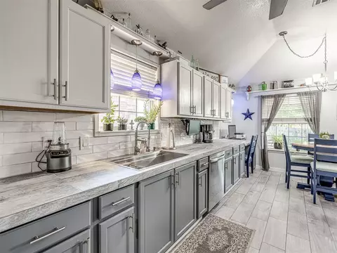 520 SW 38th Ter, Moore, OK 73160