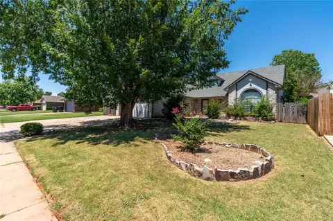 1217 NE 23rd St, Moore, OK 73160