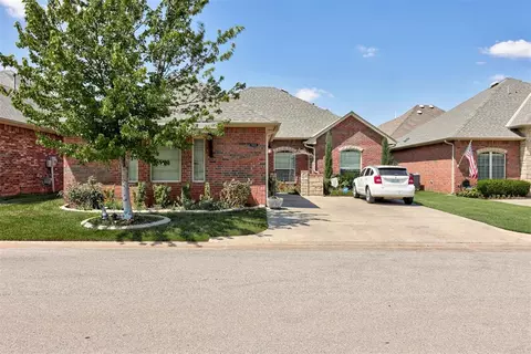 10221 Bald Cypress Dr, The Village, OK 73120