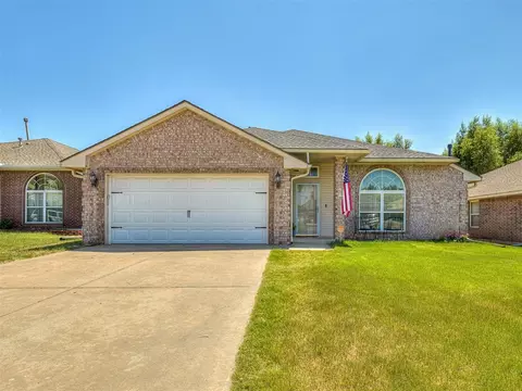9416 Apple Dr, Midwest City, OK 73130