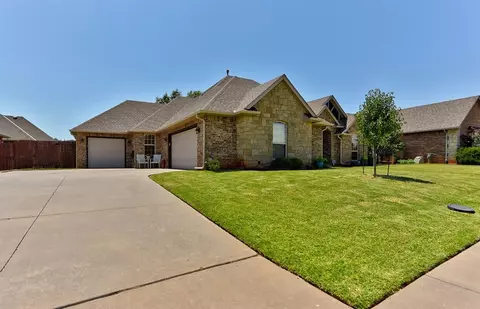 10836 NW 35th St, Yukon, OK 73099