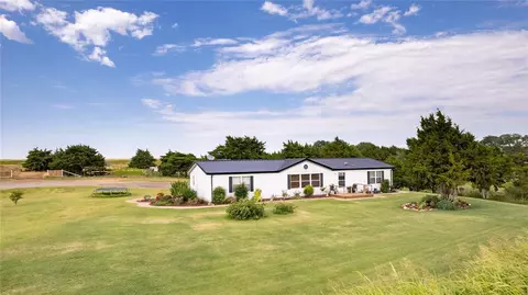 10496 N 2330 Rd, Weatherford, OK 73096