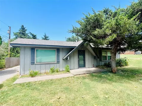 718 W Almar Dr, Chickasha, OK 73018
