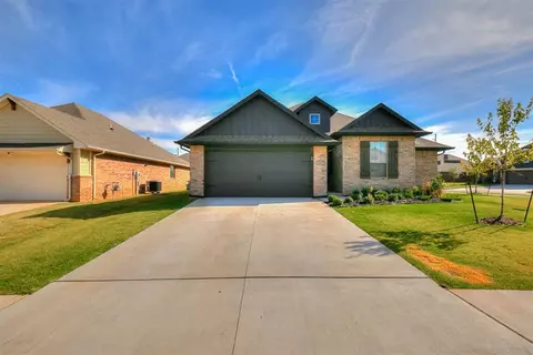 1217 SE 28th St, Moore, OK 73160