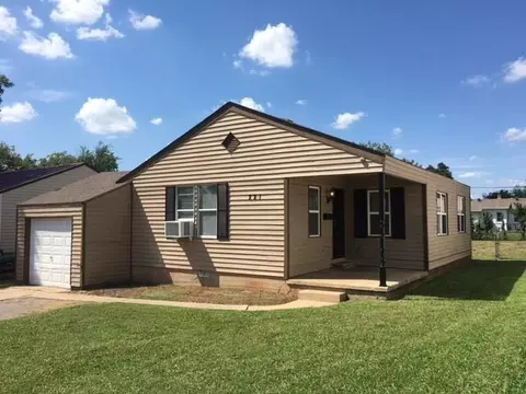 221 W Ercoupe Dr, Midwest City, OK 73110