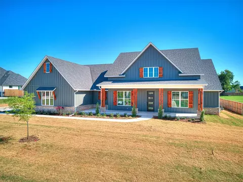 10061 Oakwood Dr, Edmond, OK 73025