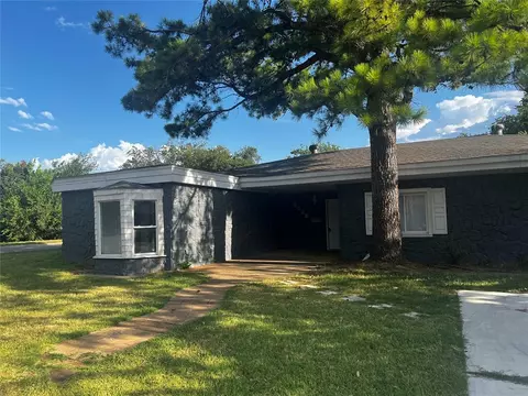 2028 W Alabama Ave, Chickasha, OK 73018