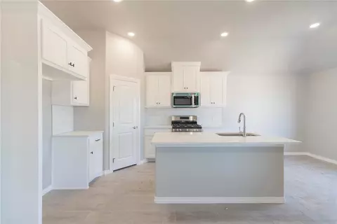 5513 Malpaso Creek Dr, Mustang, OK 73064