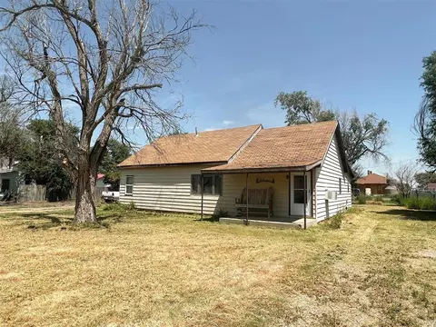 214 N 1st St, Texhoma, OK 73949