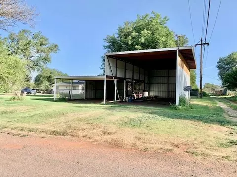 302 N 2nd St, Sayre, OK 73662