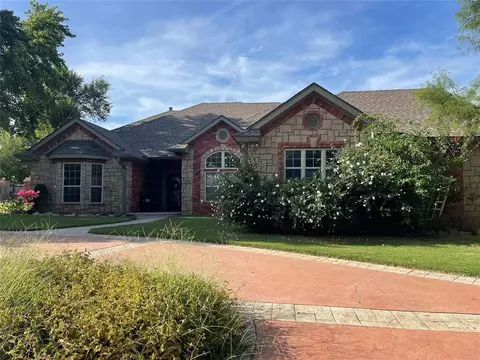 105 Elmwood Cir, Elk City, OK 73644