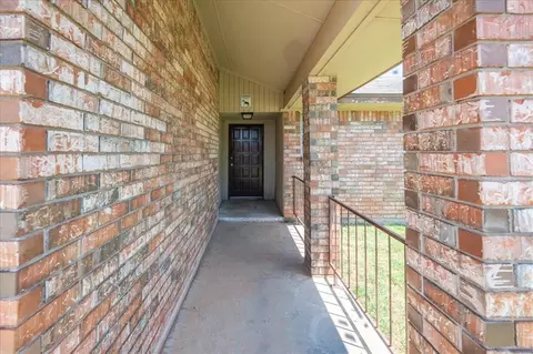 324 S Douglas Dr, Mustang, OK 73064