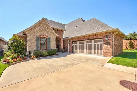 1013 Villas Creek Dr, Edmond, OK 73003