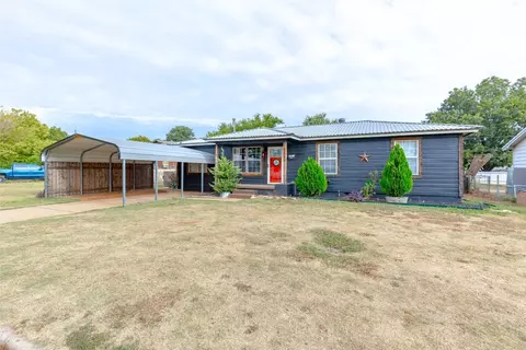 424 Pryor Dr, Lindsay, OK 73052