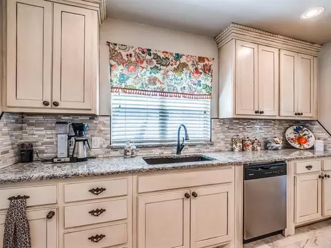 230 E 7th St, Edmond, OK 73034 photo 8