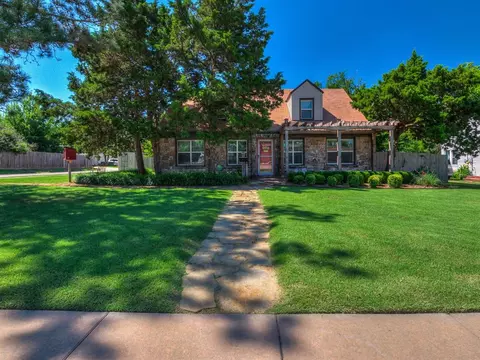 230 E 7th St, Edmond, OK 73034